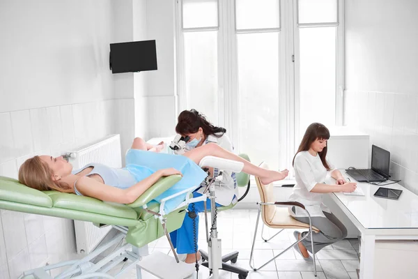 Professionele gynaecoloog behandeling van haar patiënt — Stockfoto