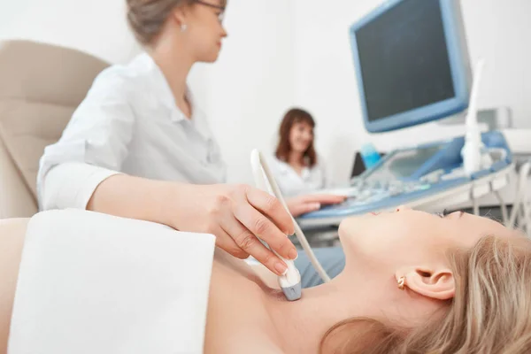 Junge Frau lässt sich im Krankenhaus per Ultraschall untersuchen lizenzfreie Stockfotos