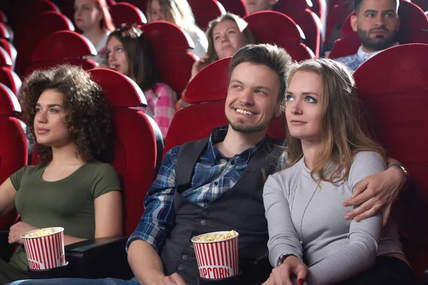 Grupo de personas disfrutando del cine — Foto de Stock