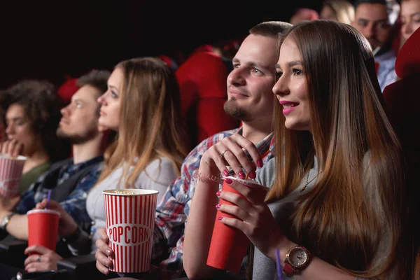 영화관에서 영화를 즐기는 사람들의 그룹 — 스톡 사진