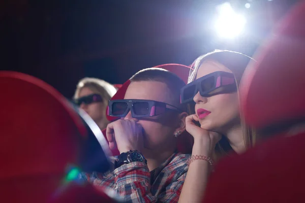 Jóvenes viendo películas en 3D en el cine —  Fotos de Stock