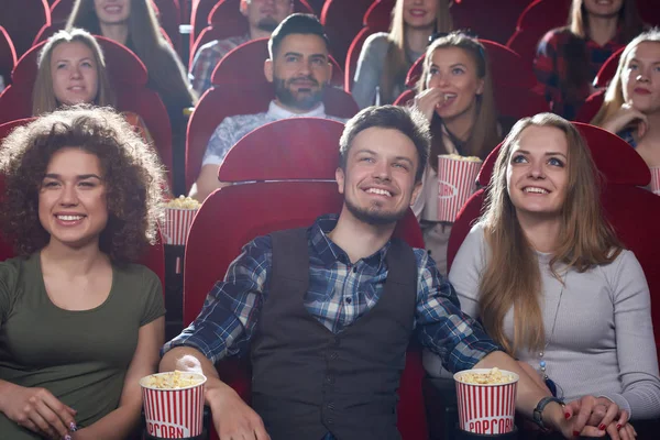 Grupo de pessoas desfrutando de filme no cinema — Fotografia de Stock