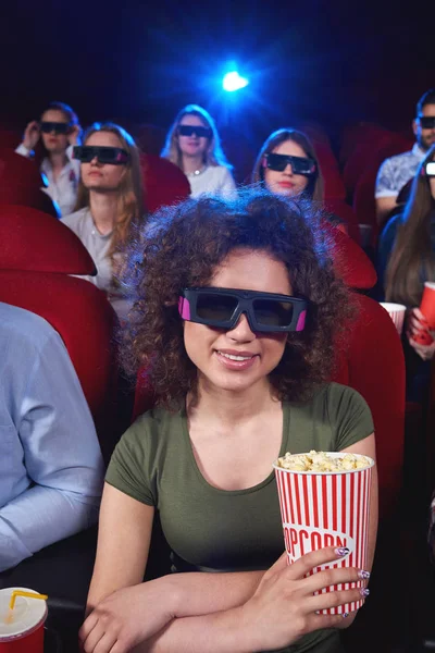 Giovani che guardano film 3D al cinema — Foto Stock