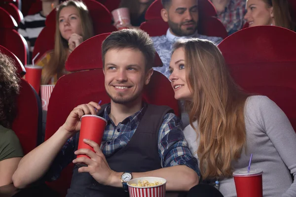 Grupo de pessoas desfrutando de filme no cinema — Fotografia de Stock