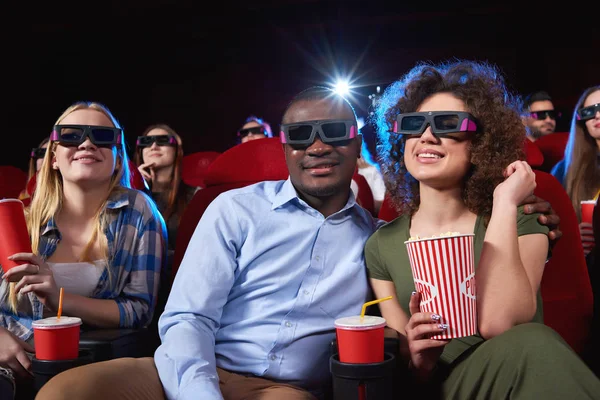 Giovani che guardano film 3D al cinema — Foto Stock