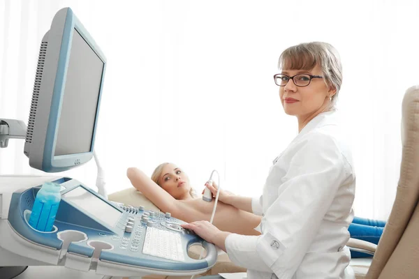 Mladá žena se prsní ultrazvuk skenování — Stock fotografie