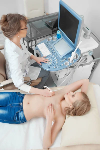 Genç kadın meme ultrason tarama elde — Stok fotoğraf