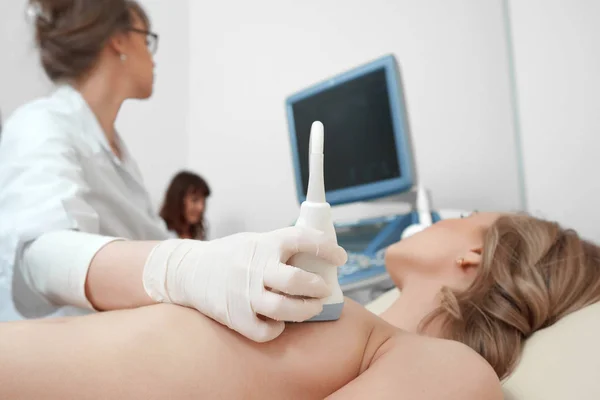 Junge Frau lässt sich Brust-Ultraschall untersuchen lizenzfreie Stockfotos