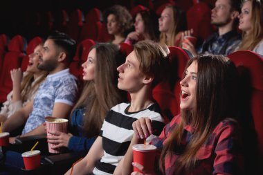 Bir grup insan sinemada film keyfi