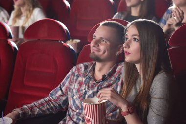 Bir grup insan sinemada film keyfi