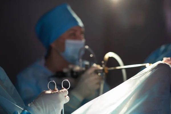 Команда хірургів, що виконують операцію — стокове фото