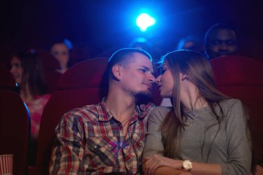 Sinema romantik an paylaşımı seven genç Çift