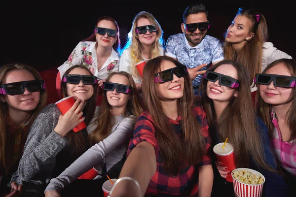 Jóvenes viendo películas en 3D en el cine — Foto de Stock