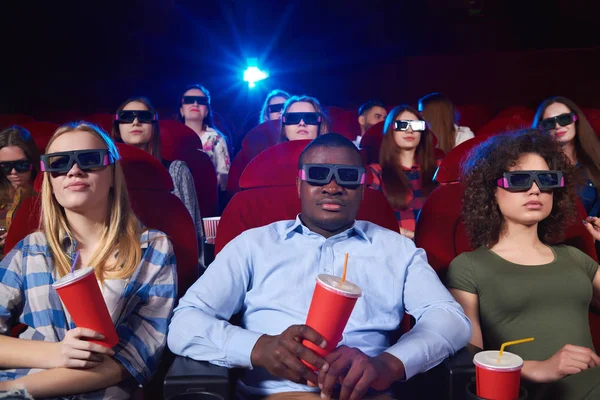 Молоді люди дивляться 3D фільм у кінотеатрі — стокове фото