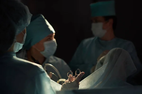Команда хирургов, выполняющих операцию — стоковое фото