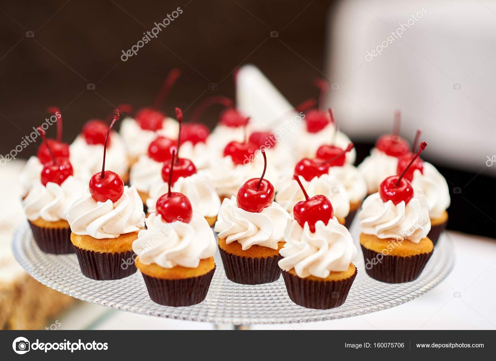 TOMBE LA NEIGE! - Page 39 Depositphotos_160075706-stock-photo-plate-full-of-cupcakes-with