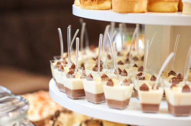 Vanilya ve restoranda masanın üzerine kakao Mus