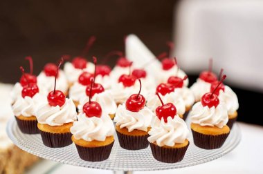 Tabak dolusu kek kreması ve vişne üstte ile