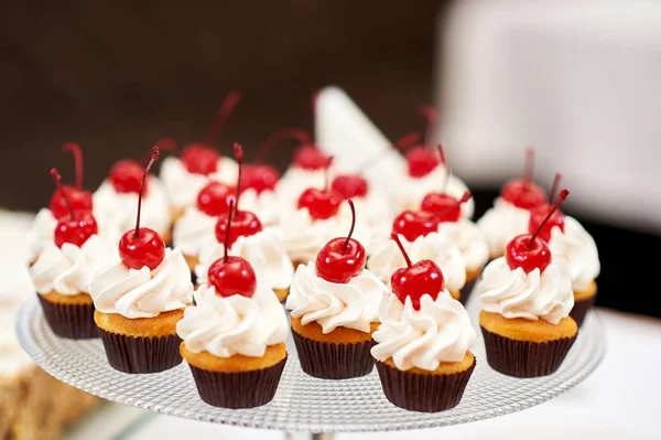 Tabak dolusu kek kreması ve vişne üstte ile