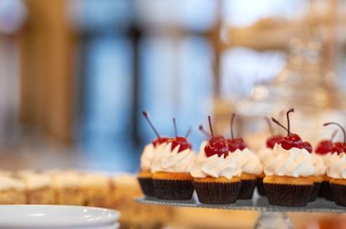 Tabak dolusu kek kreması ve vişne üstte ile