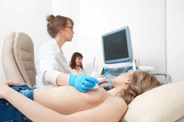 Junge Frau lässt sich Brust-Ultraschall untersuchen — Stockfoto