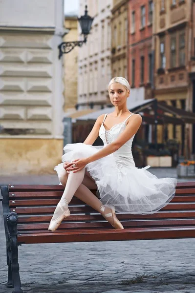 Ελκυστικό ballerina κάθονται στον πάγκο της πόλης — Φωτογραφία Αρχείου