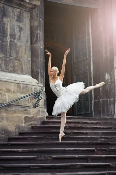 Красивая балерина танцует возле старого здания — стоковое фото