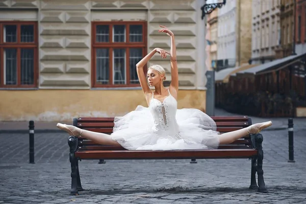 Bailarina atraente sentada no banco da cidade — Fotografia de Stock