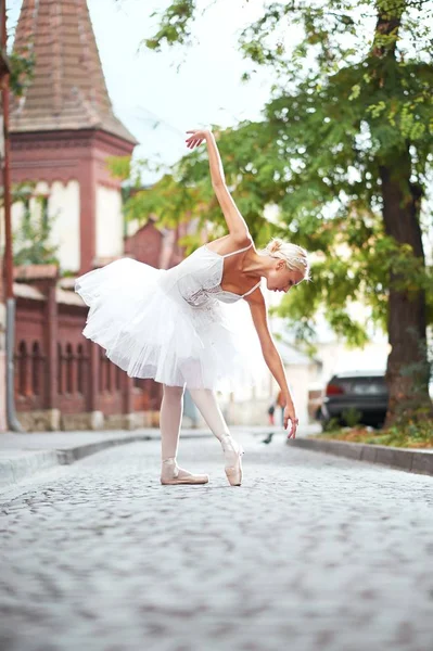 Прекрасная изящная балерина танцует на улицах старого информатора — стоковое фото