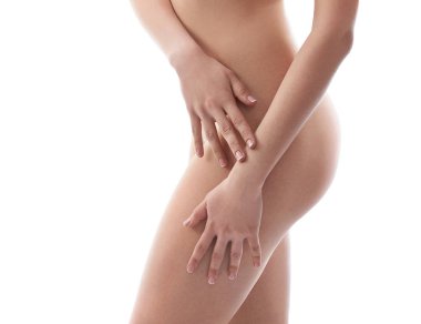 Güzel genç kadın çıplak yalıtılmış üzerinde beyaz poz