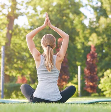 Pratik Yoga açık havada parkta genç kadın