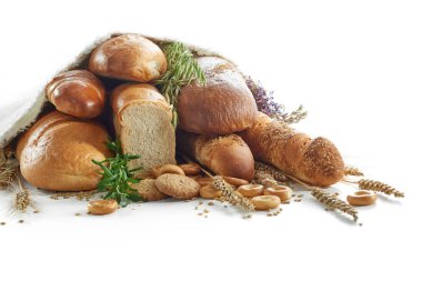 çeşitli ekmekler beyaz izole