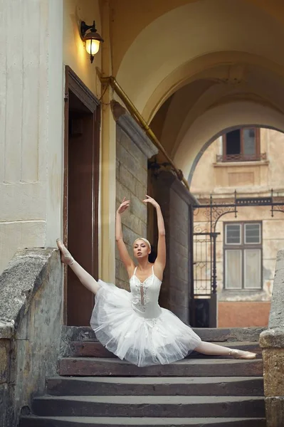 Belle ballerine dansant près d'un vieux bâtiment — Photo