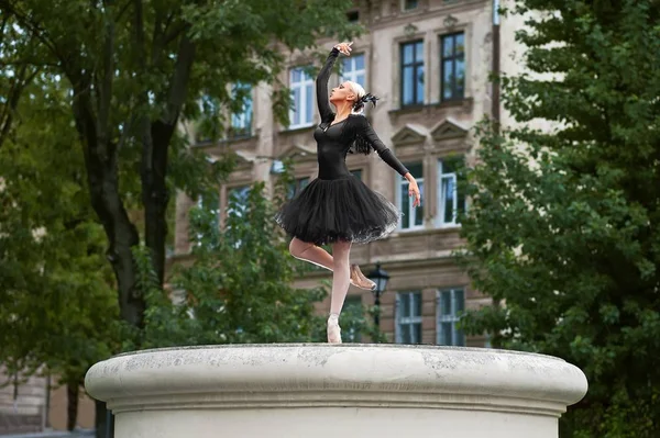Πανέμορφη μπαλαρίνα σε μαύρο ρούχο που χορεύουν στους δρόμους της πόλης — Φωτογραφία Αρχείου