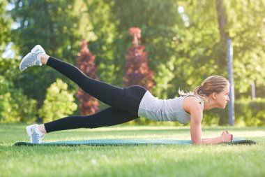 Pratik Yoga açık havada parkta genç kadın