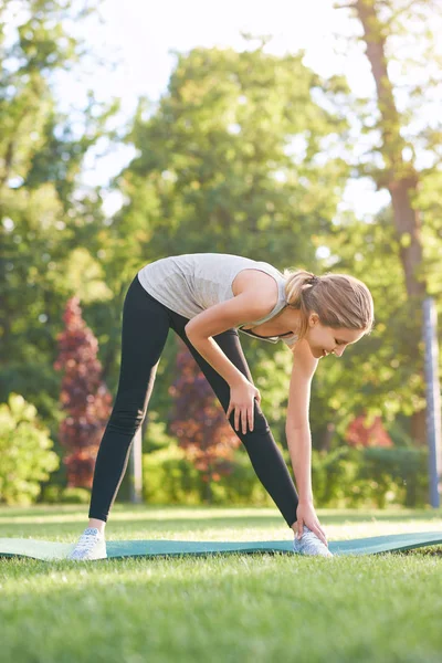 Młoda kobieta praktykowania jogi na świeżym powietrzu w parku — Zdjęcie stockowe