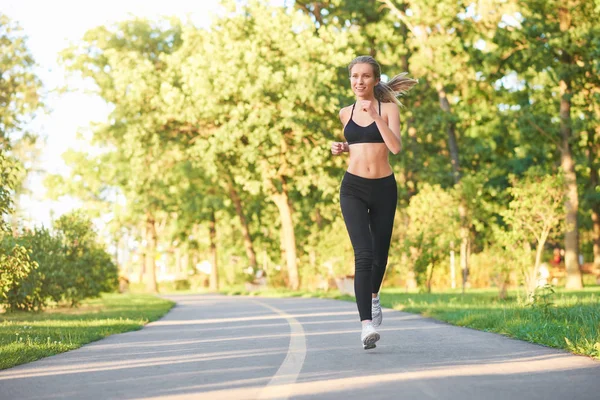 Kobiece biegacza jogging w lesie — Zdjęcie stockowe