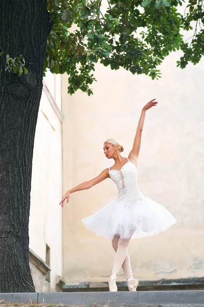 Όμορφη χαριτωμένο μπαλαρίνα χορεύει στους δρόμους της μια παλιά ci — Φωτογραφία Αρχείου