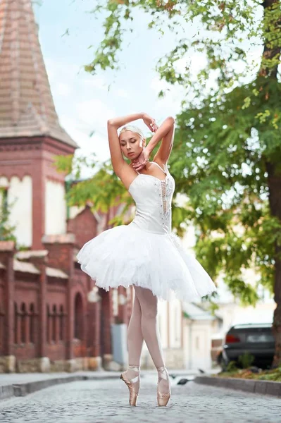 Όμορφη χαριτωμένο μπαλαρίνα χορεύει στους δρόμους της μια παλιά ci — Φωτογραφία Αρχείου