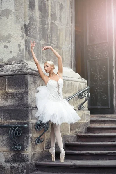 Красивая балерина танцует возле старого здания — стоковое фото