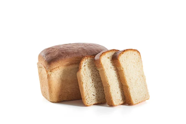 Beyazda izole edilmiş taze ekmek — Stok fotoğraf