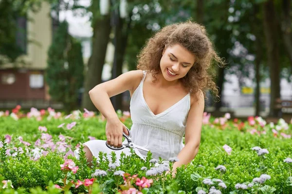 Aantrekkelijke jonge vrouw werken bij haar tuin — Stockfoto