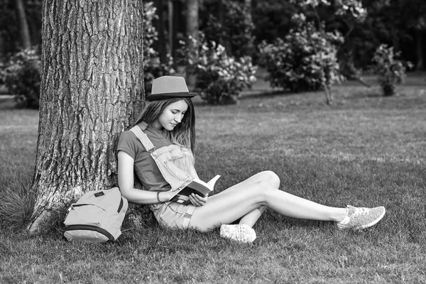 Joven hermosa mujer leyendo libro en el parque — Foto de Stock