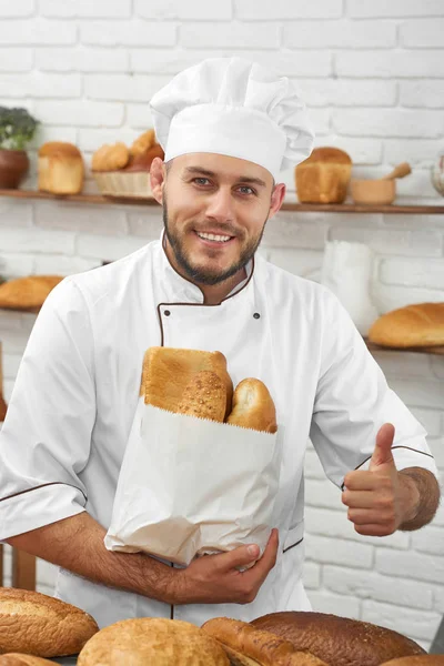 彼の台所で働いてプロのパン屋 — ストック写真