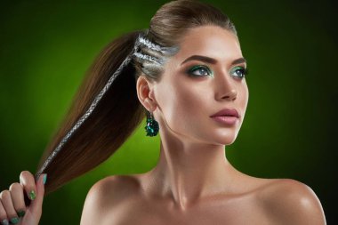 Şık saç kesimi ve yeşil parlak makyaj ile kendine güvenen güzel esmer kız.