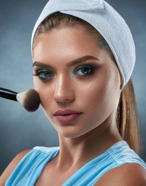 Ayak bileği tarafından kendisi için baş çizim allık bandaj kadında.