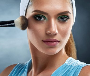 Şehvetli kadın allık kendisi için profesyonel makyaj yapma çizim.