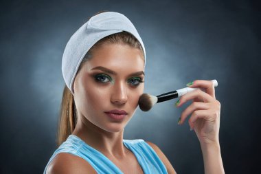 Profesyonel makyaj yapma ve kameraya poz muhteşem bir kadın.