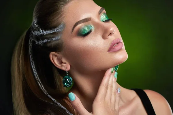 Chica después de salón de belleza con maquillaje verde y peinado elegante . — Foto de Stock