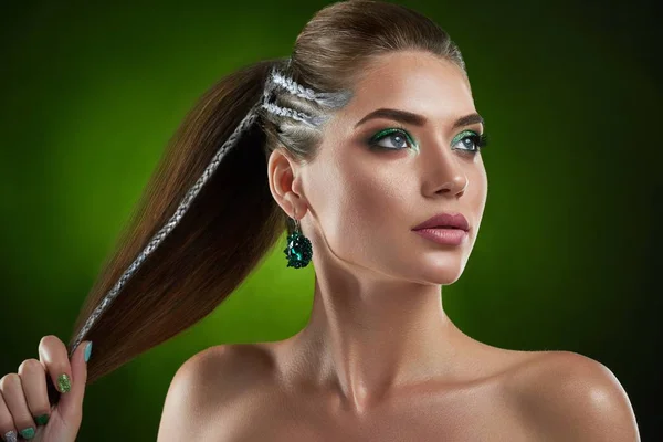Chica morena hermosa segura con corte de pelo elegante y maquillaje brillante verde . — Foto de Stock